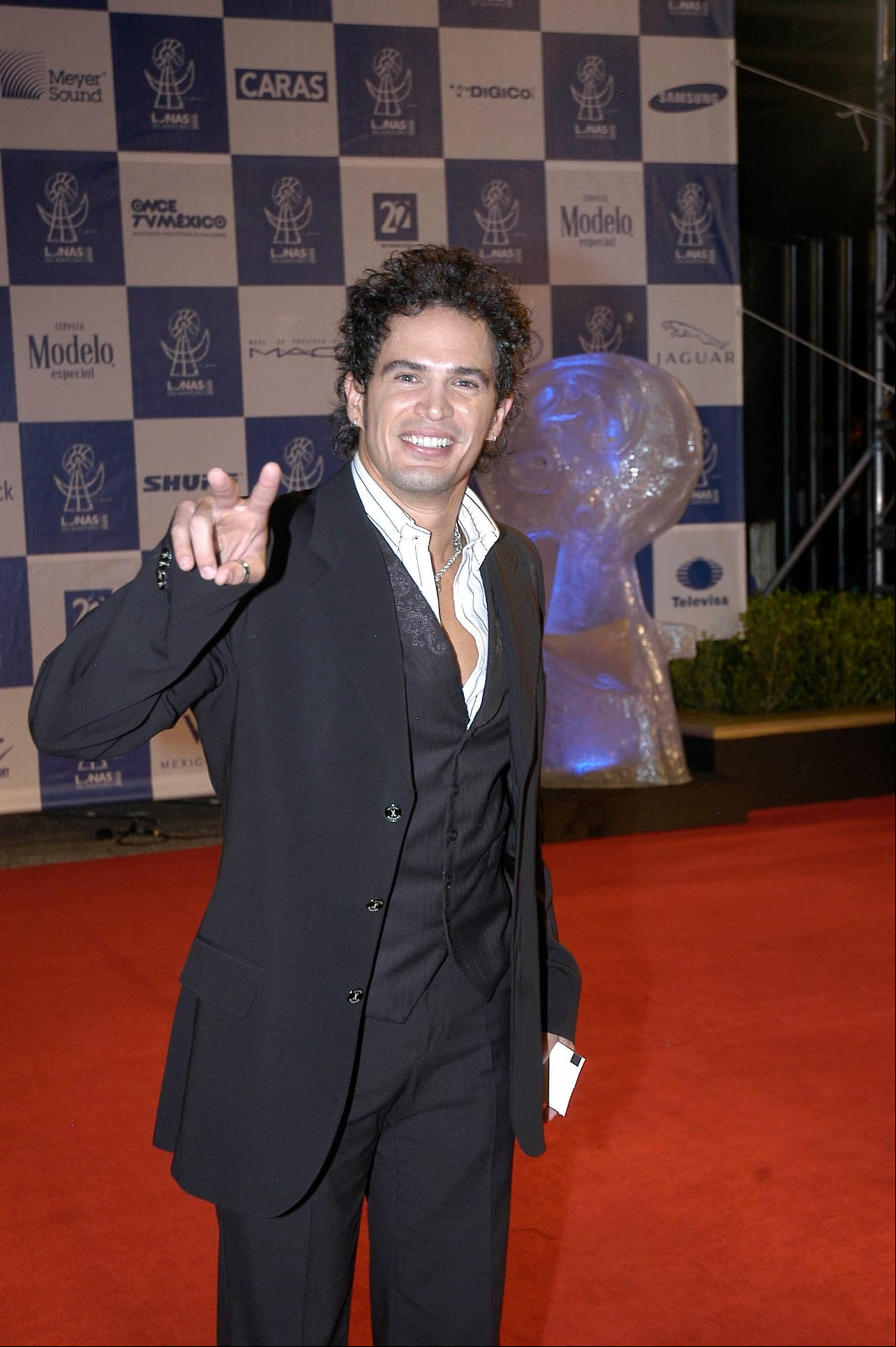 El actor hizo su debut en la pantalla chica en ‘Clase 406’, en la que dio vida a ‘Douglas Cifuentes’, villano que reflejó la violencia doméstica. Julio compartió escenas con Irán Castillo.