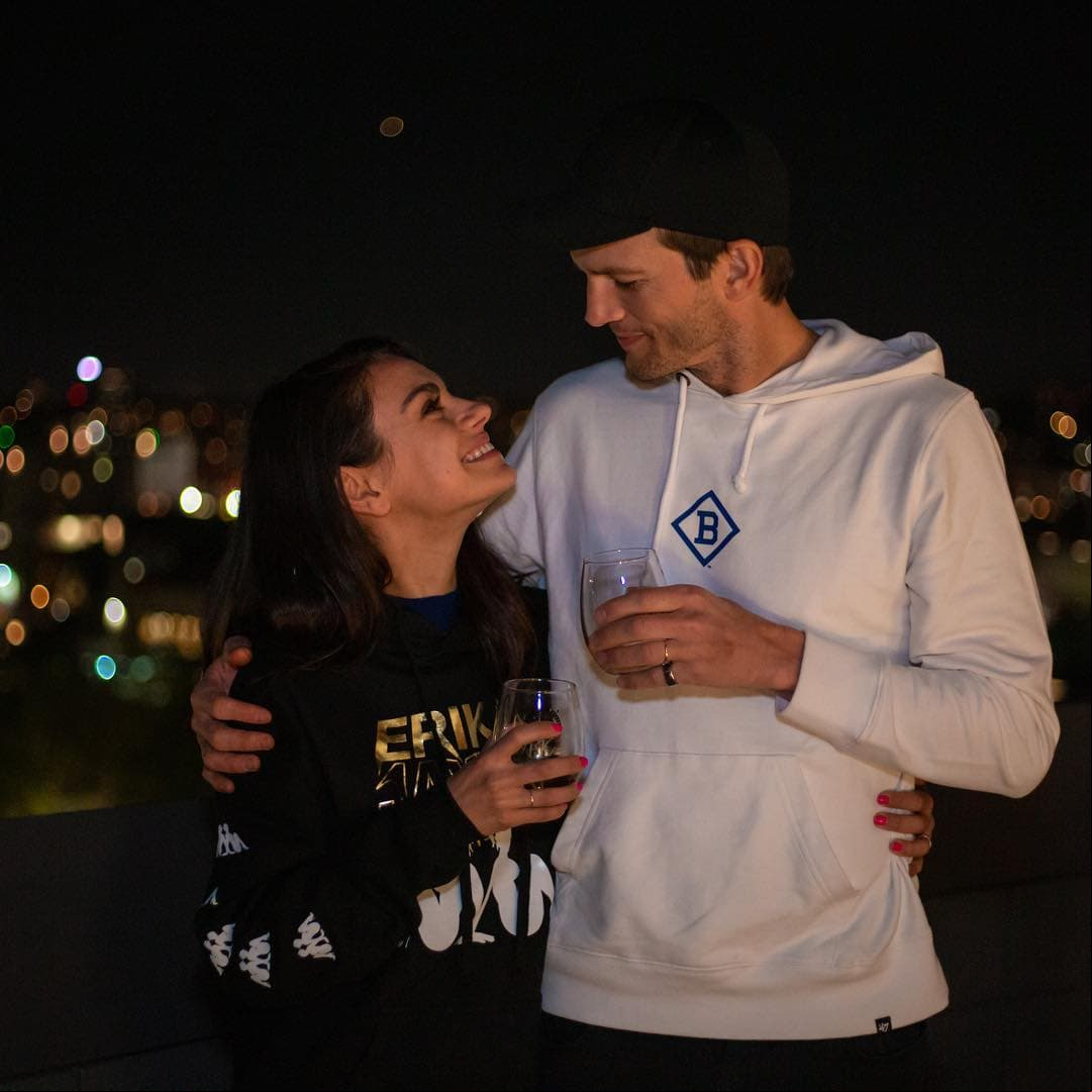 Ashton Kutcher y Mila Kunis bromean sobre su supuesta ruptura