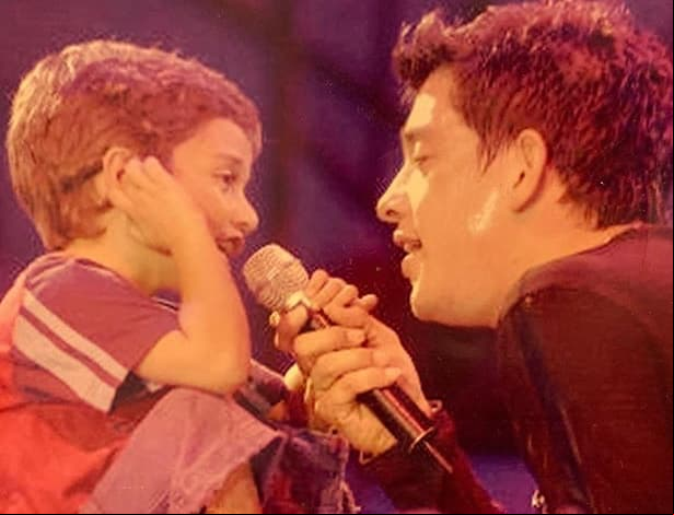 En la misma entrevista, el cantante contó que aunque la relación con su entonces pareja solo funcionaría dos años y medio más, tras el nacimiento del pequeño, eso no impediría que él siguiera manteniendo o con él.