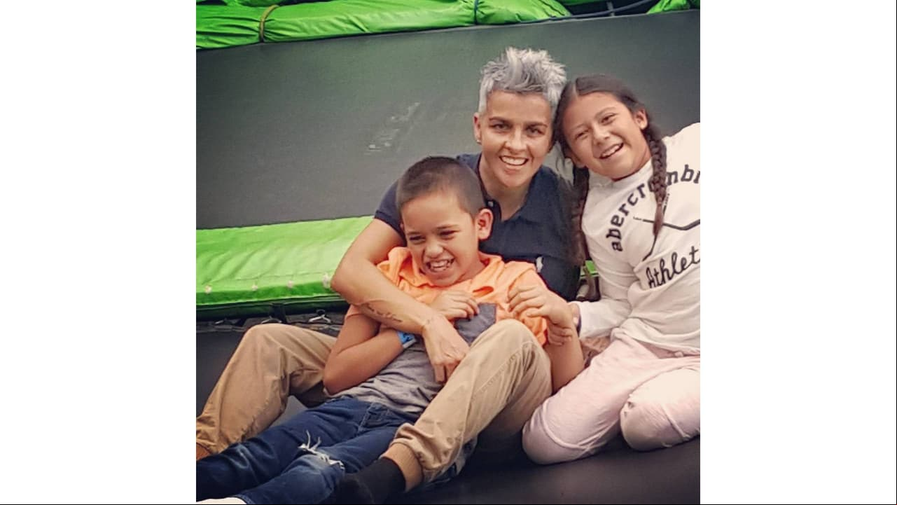 Federica Quijano con sus hijos, Sebastián y María, en 2016.