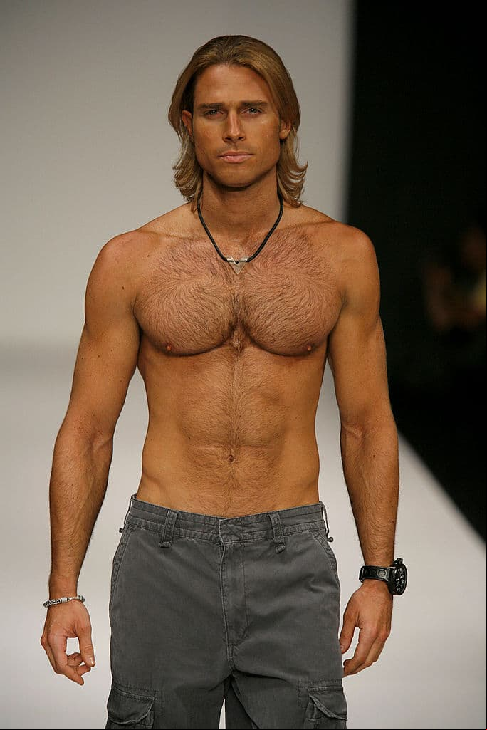 Rulli nació un 6 de julio de 1975 en Buenos Aires, Argentina, donde desarrolló su talento para la actuación y el modelaje.