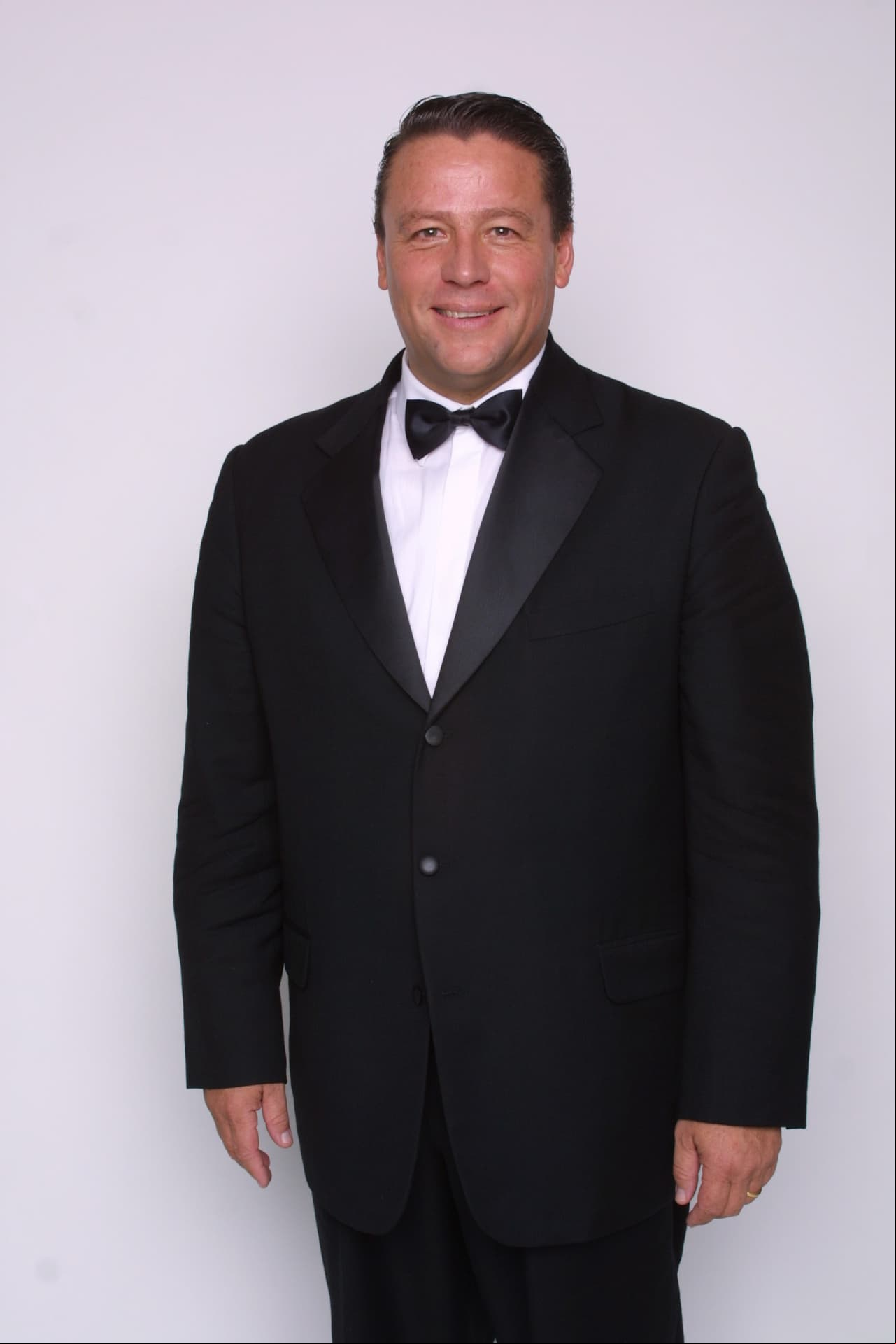 De 1998 a 2002, en lo que fueron en total tres etapas, el actor Alfredo Adame fue el conductor masculino titular de 'Hoy'. No obstante, a partir de la cuarta etapa, en 2003, salió del programa.