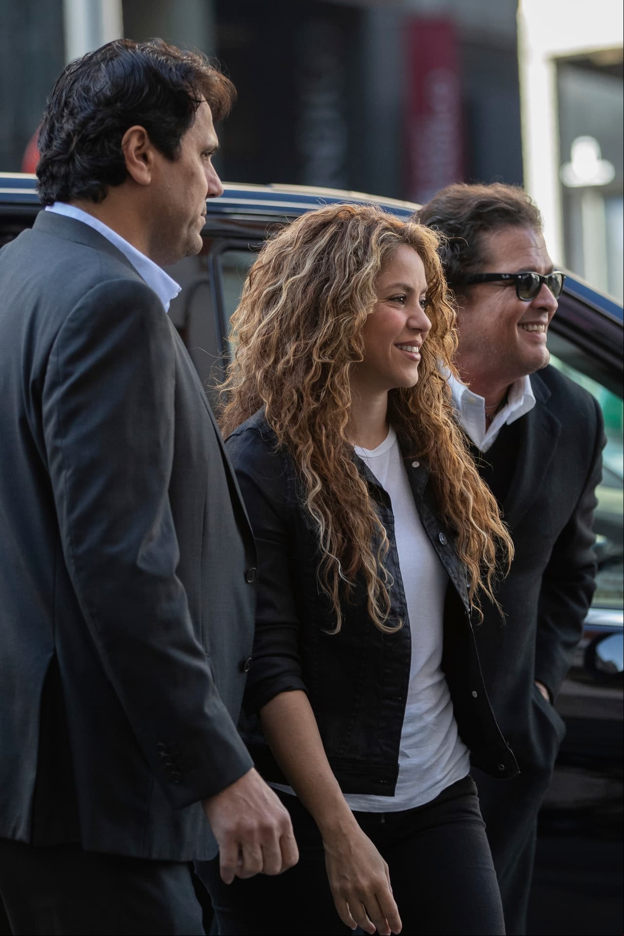 Shakira y Carlos Vives llegando a un juzgado de España