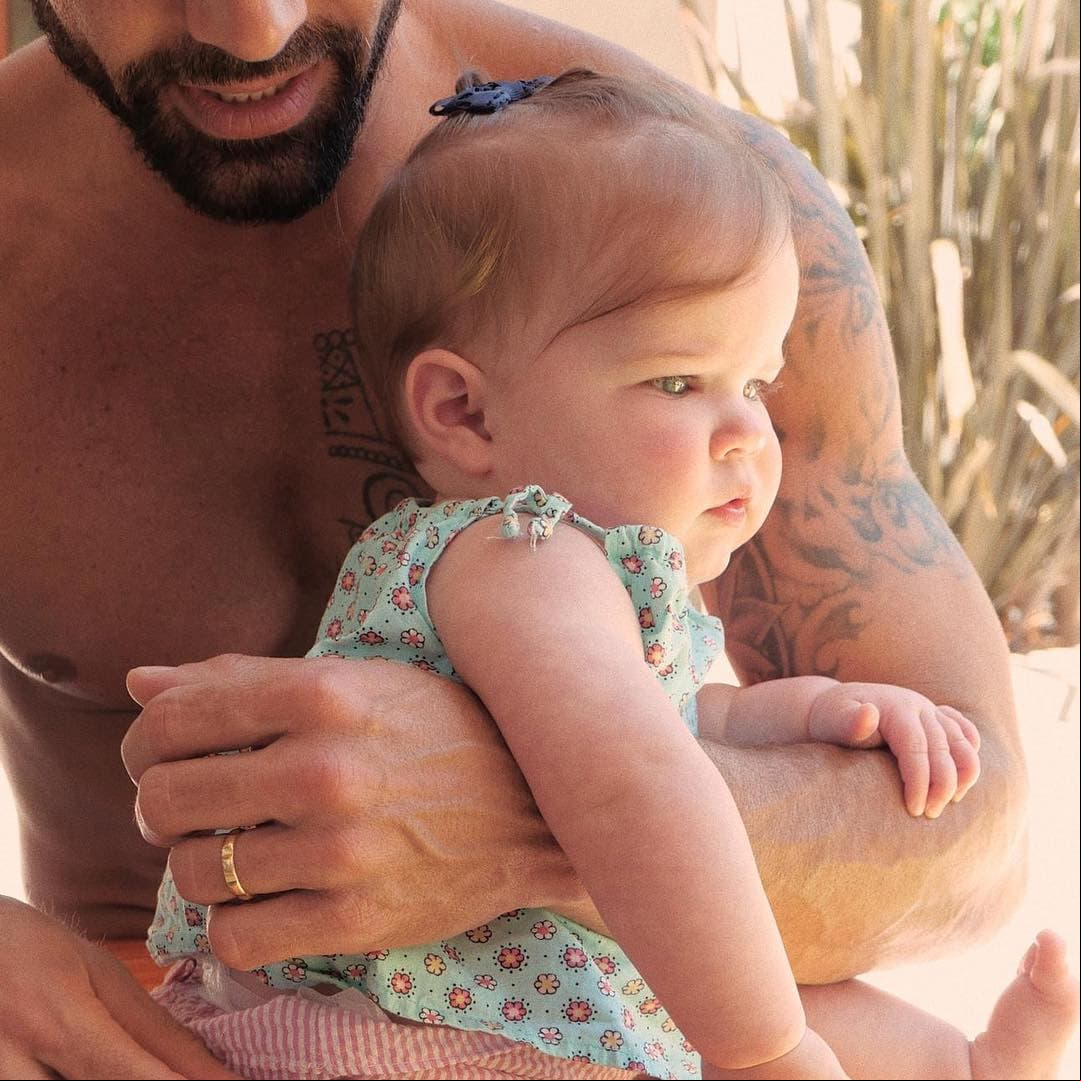“La luz de mis ojos #Lucía”, fue el texto que eligió Ricky Martín para compartir en su cuenta oficial de Instagram la primera imagen de su hija el pasado 8 de agosto.