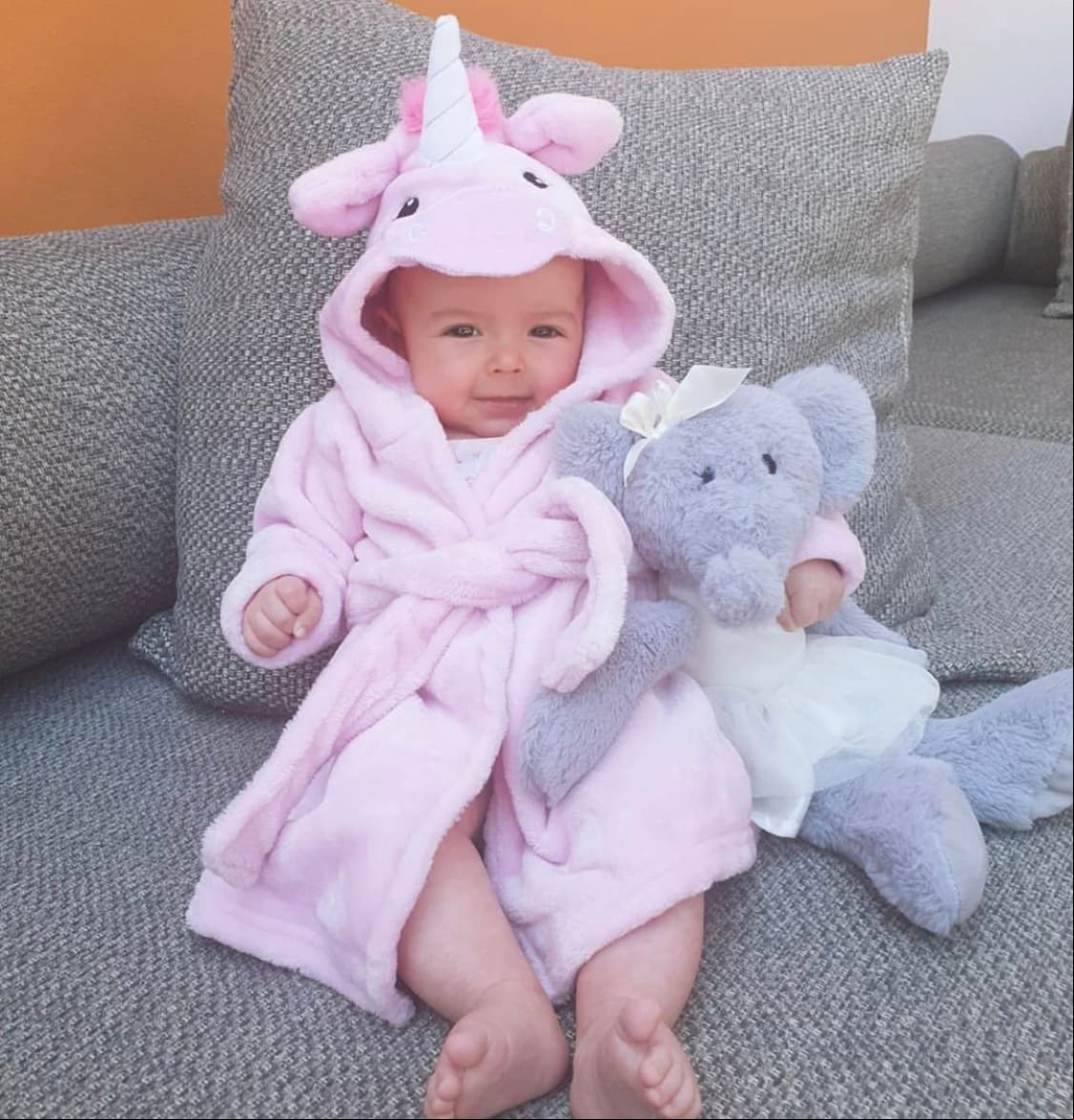 Poco más de dos meses después, nuevamente la pequeña, de entonces cuatro meses, volvió a aparecer con una bata de unicornio, pero esta vez en color rosa.