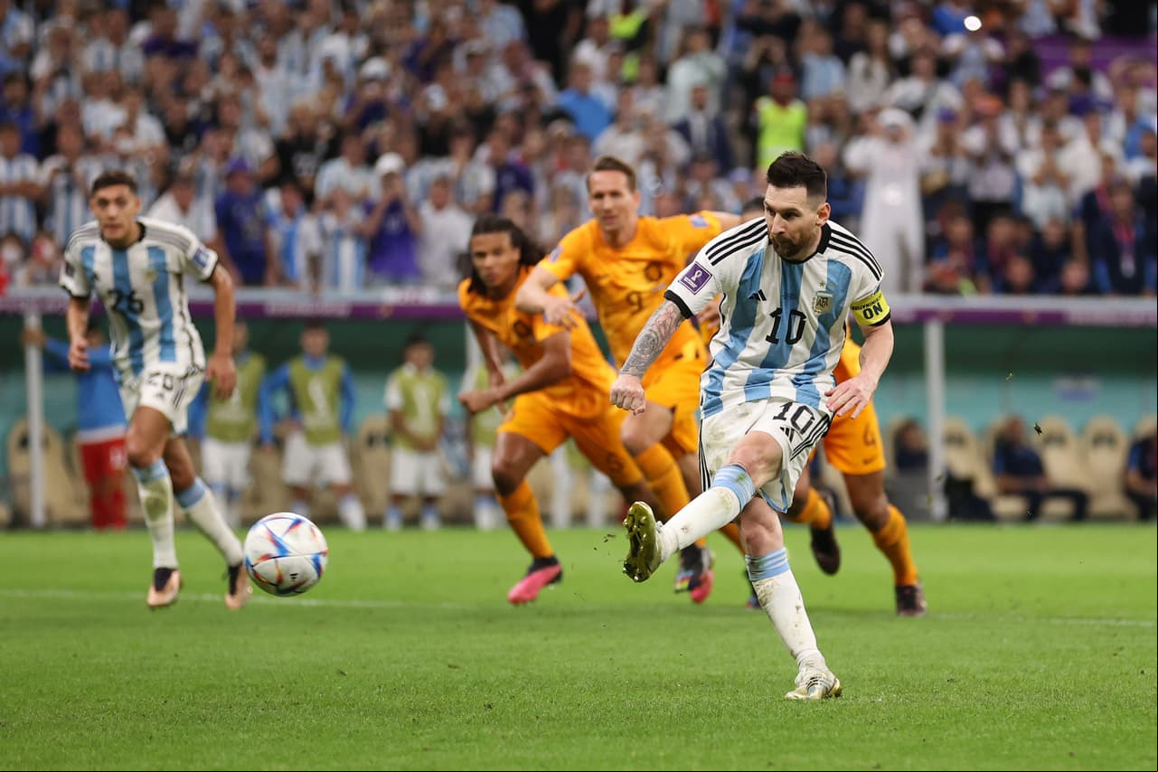 Argentina y Holanda se enfrentaron en tiempos extra y definieron en tanda de penaltis el pase a las semifinales donde la albiceleste consigue el boleto mientras que los Paises Bajos se convierten en el primer equipo que los pamperos eliminan en instancia de tiros de castigo.