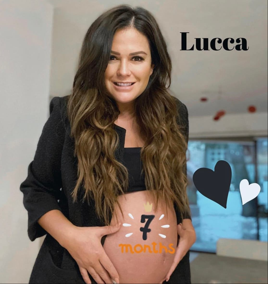 Mariana Echeverría, 36 años. La conductora de 'Me caigo de risa', Mariana Echeverría será mamá en pocas semanas, pues se encuentra embarazada de Lucca, su primer hijo. Echeverría está casada con el portero del Club América, Óscar Jiménez.