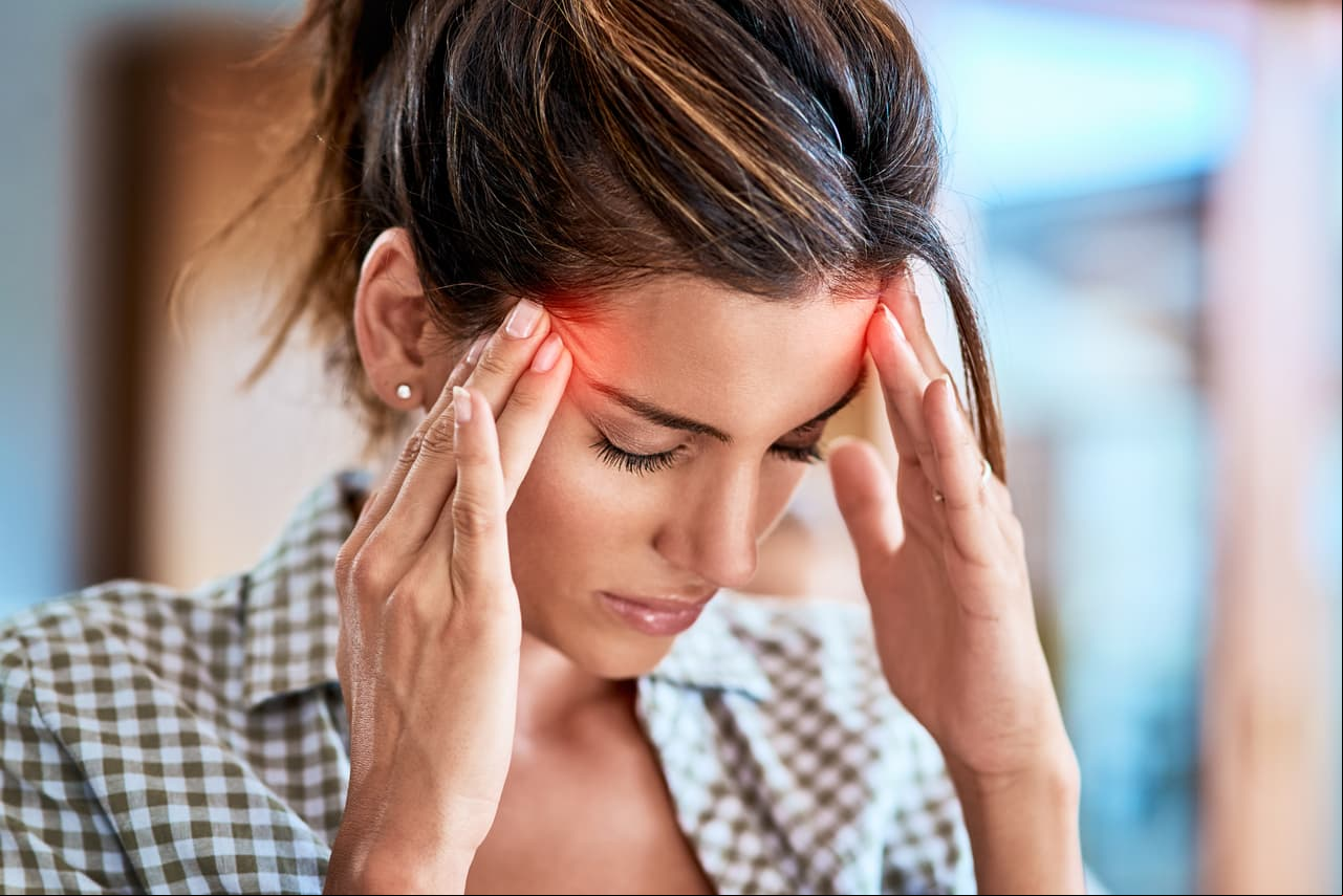 5. Dolor de cabeza. Los cambios hormonales suelen provocar episodios de migraña o hasta dolores de cabeza.