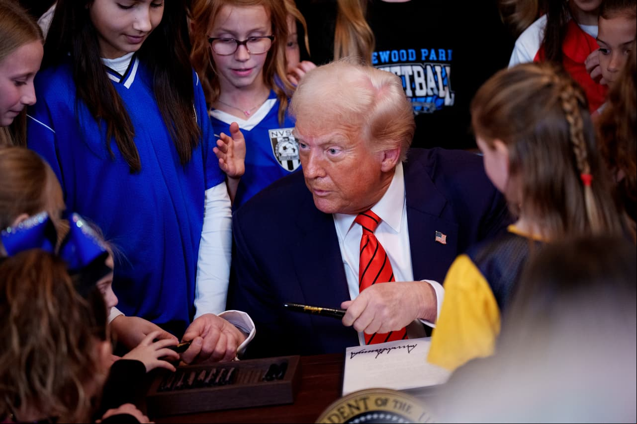 Trump firma decreto para prohibir a mujeres transgénero participar en deportes femeninos