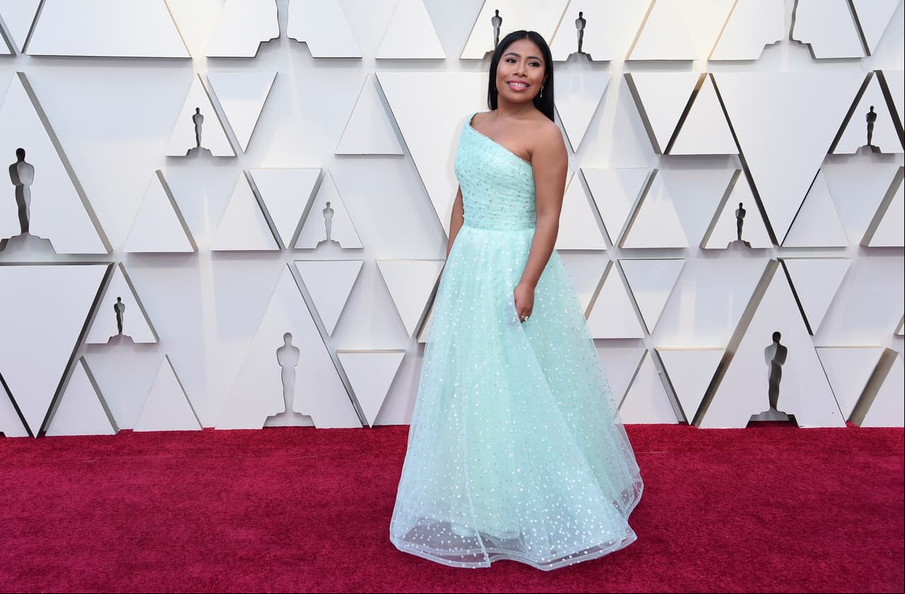 La mexicana Yalitza Aparicio fue de las primeras en llegar, desfiló en la alfombra roja de los premios Oscar 2019 con un vestido color menta de la diseñadora Sophie Lopez.