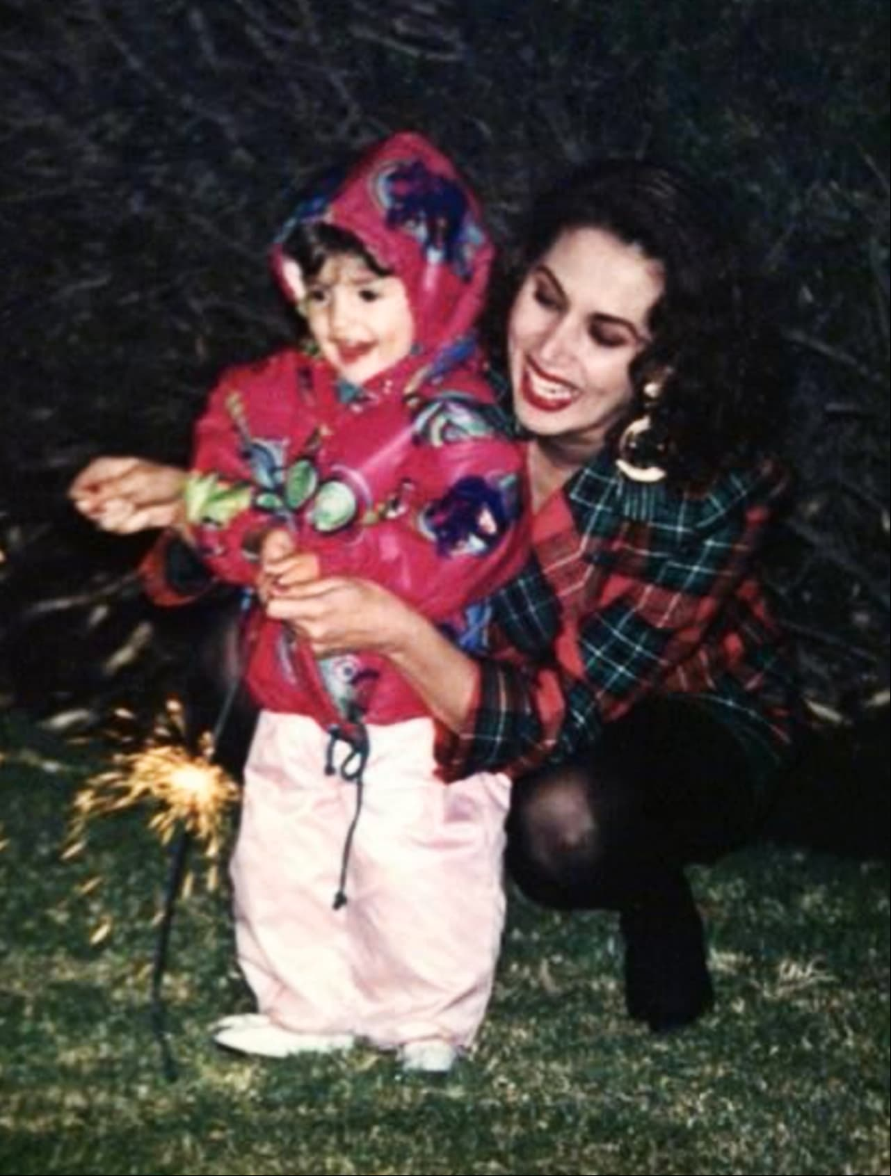 Su interés por el espectáculo proviene gracias a su madre, la exmodelo Glenda Reyna.