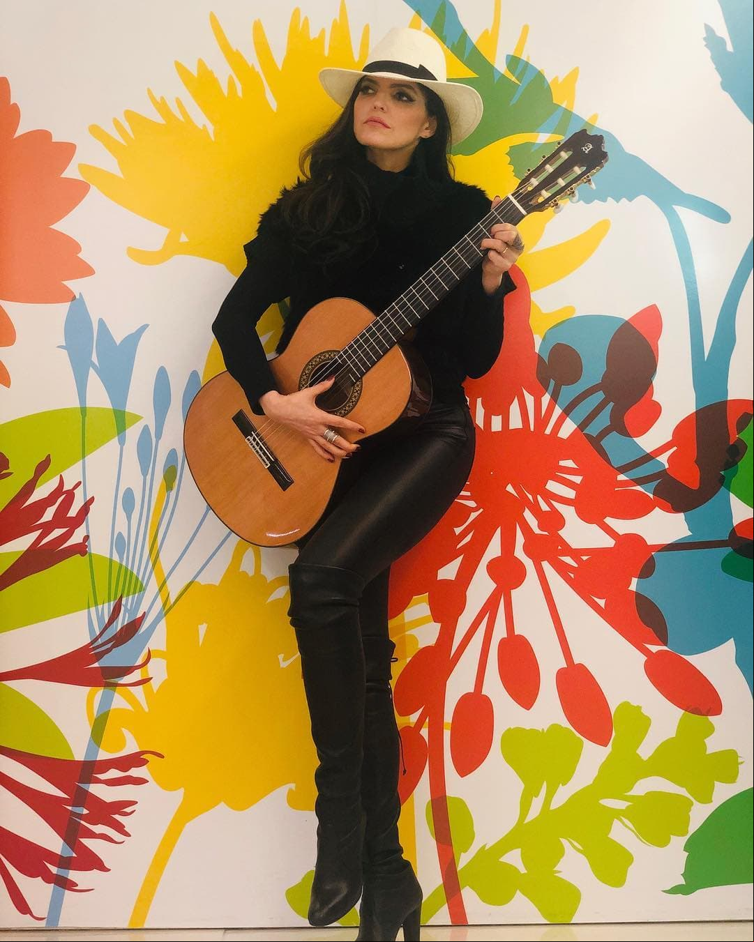 Y, claro, "La Reina Grupera" agrega sombreros a la mayoría de sus 'outfits', pues son uno de sus rios favoritos.