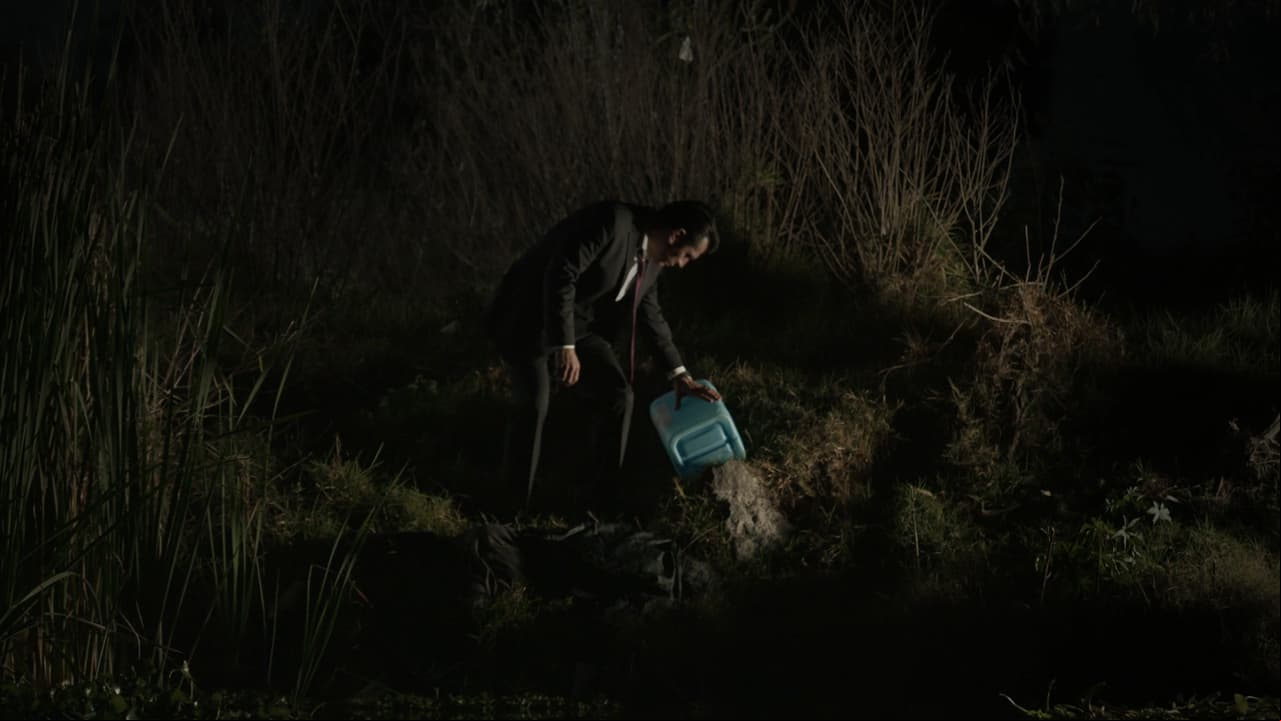 Y entierra el cadáver en un lago alejado de la cabaña para no despertar sospechas.