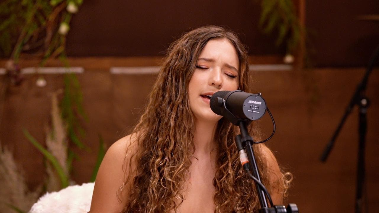 “Pude sentir A CADA UNO DE USTEDES aunque haya sido desde la distancia. Se me llena la cara de lágrimas de felicidad por todo el amor que me han dado a mí y a este hermoso proyecto. Le agradezco a TODOS los que fueron parte de este hermoso proyecto, tienen un lugar muy especial en mi corazón y los amo como no tienen idea. Esto fue: RAÍCES”, agregó.