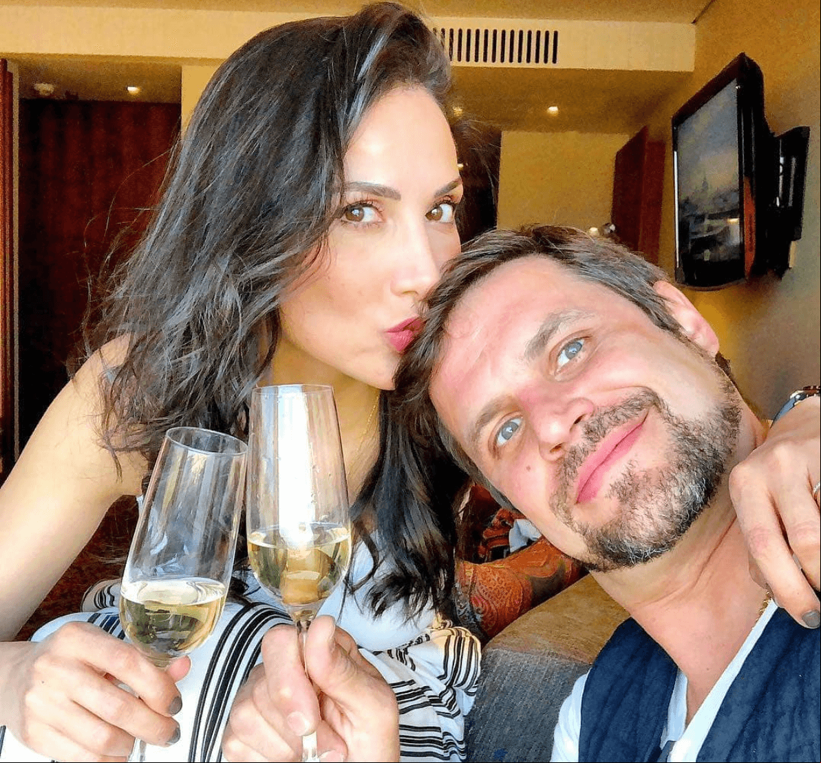Mark Tacher confirmó que su matrimonio con la actriz Cynthia Alesco había llegado a su fin en abril pasado sin dar detalles al respecto. La pareja se conoció en 2017 durante las grabaciones de la telenovela ‘El bienamado’ y poco después iniciaron su noviazgo. Meses después se comprometieron y en 2019 se casaron por lo civil en una íntima ceremonia.