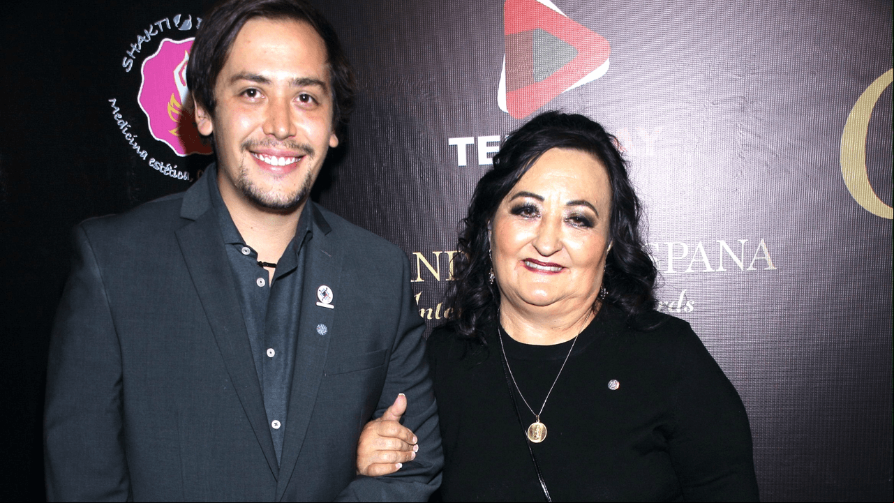 María Eugenia Plascencia posa junto a su hijo Manuel Monge.