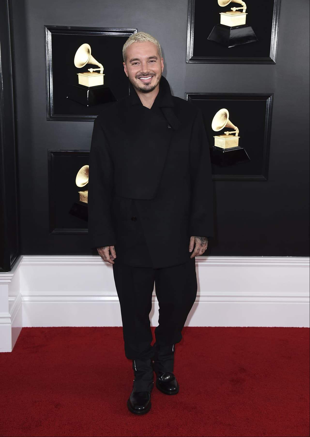 J Balvin sufre aparatosa caída y lo publica en Instagram