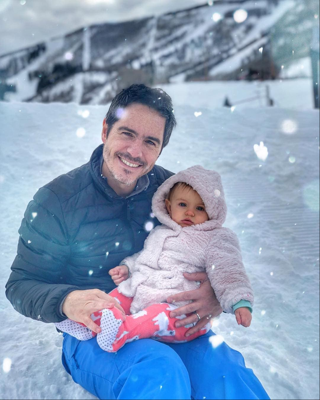 En diciembre de 2018, Mauricio Ochmann y Aislinn Derbez viajaron a un sitio con nieve con la pequeña Kailani, momento que compartieron en las redes sociales. El actor desató una polémica por los cientos mensajes que recibió tras posar con la bebé a tan bajas temperaturas.