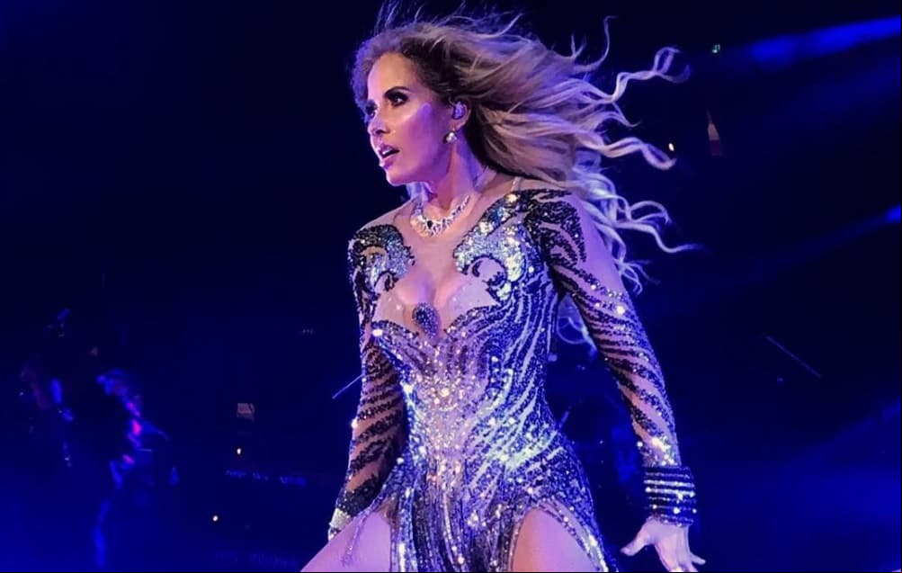 Gloria Trevi enseña los calzones en atrevido paso de baile durante concierto