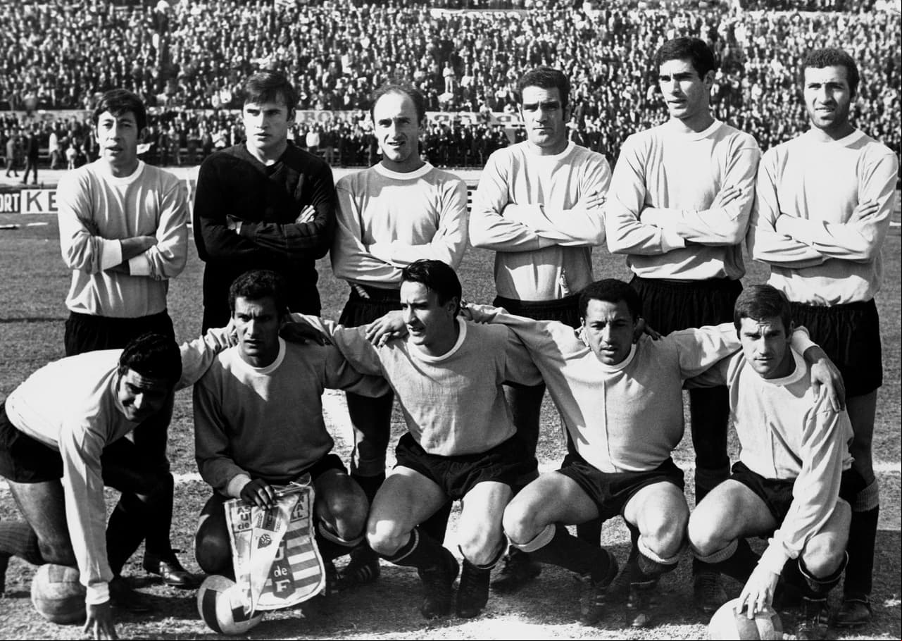<b>Primer partido de Mundial</b>
<br>- El Tri no solo debutó en el primer Mundial hace 90 años, sino que jugó el primer encuentro y fue ante Francia. 
<br>- Lamentablemente, el equipo azteca cayó por goleada 4-1 ante los Charrúas.
<br>- Aquí está en imagen la Selección de Uruguay de aquella época, primer combinado en quedarse con el título mundial.