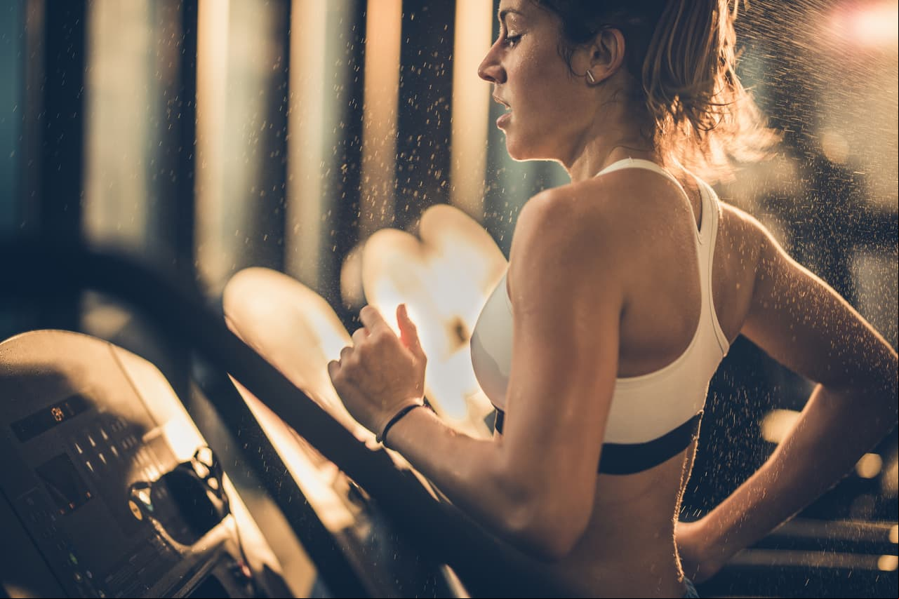 Cardio. Practica ejercicios cardiovasculares por lo menos tres veces a la semana para mejorar tu organismo y prevenir enfermedades del corazón.