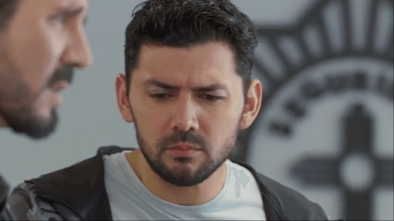 ¡Checo presenta a su papá Chano como su jardinero! Velo en el capítulo 16 de 'Papás por Conveniencia'