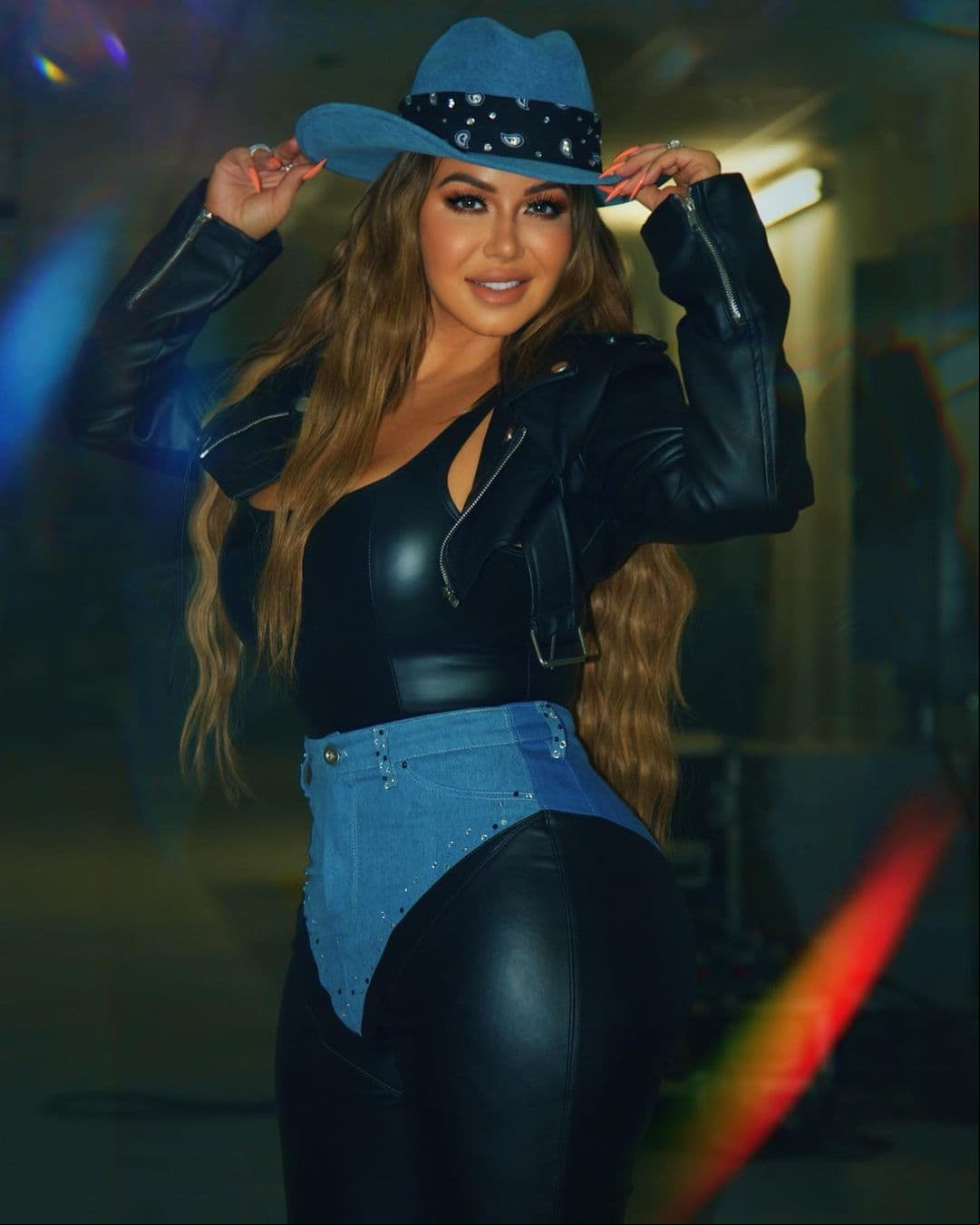 Chiquis Riveraregala camioneta a fan.