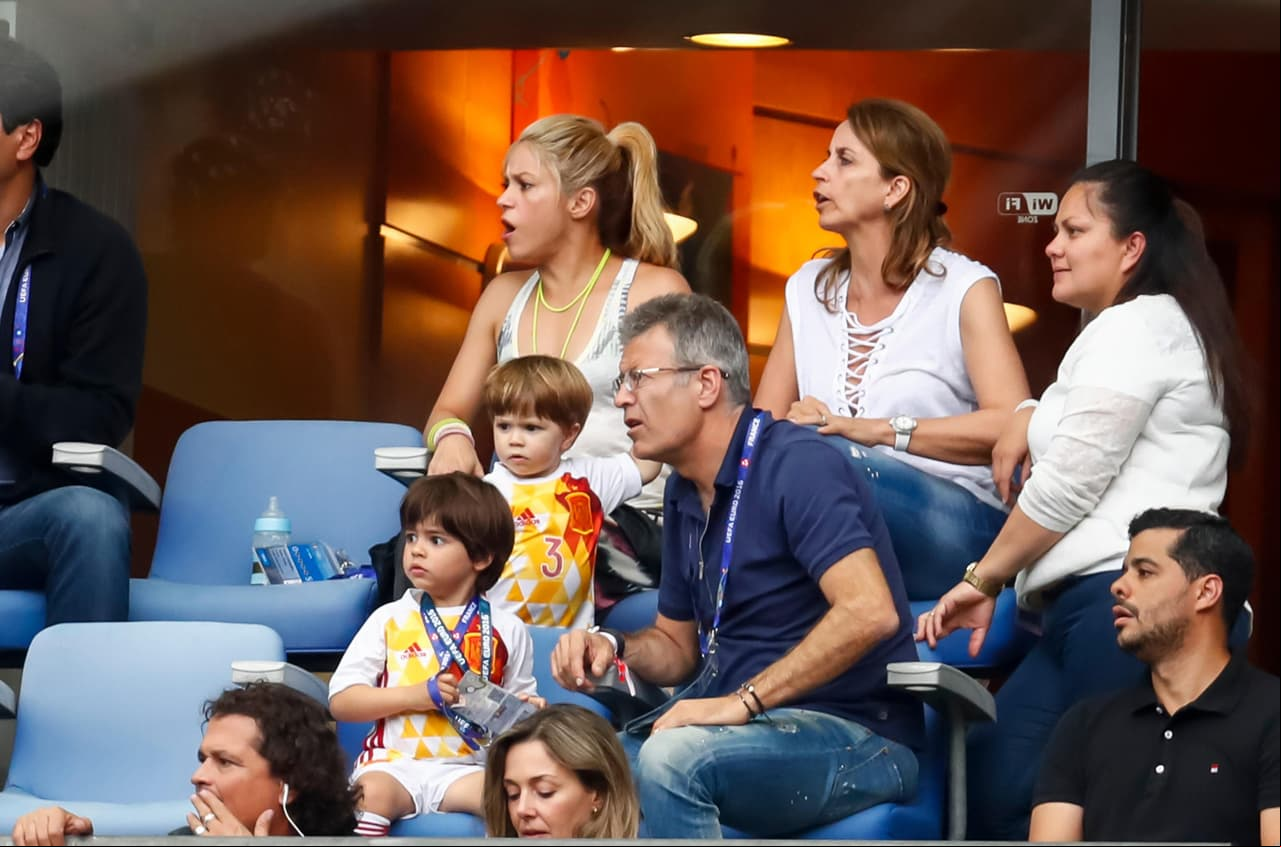 Shakira en compañía de Joan Piqué y Montserrat Bernabéu, padres de Gerard