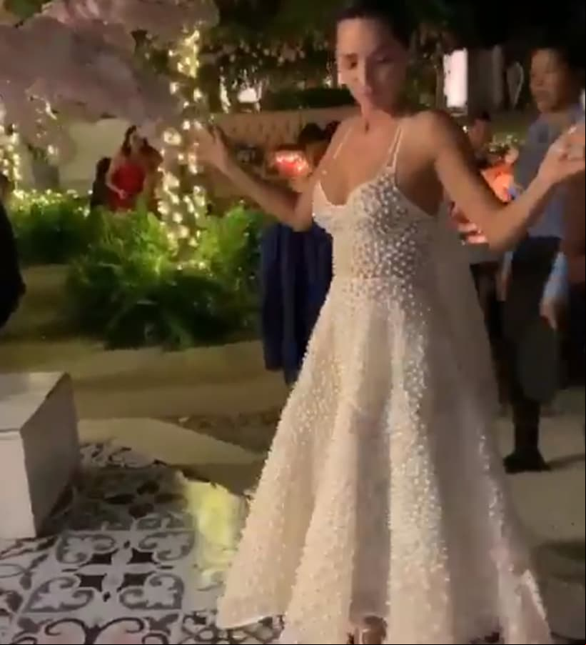 Para seguir disfrutando de la fiesta, Carmen usó un segundo vestido con perlas incrustadas con un poderoso escote, luciendo hermosa y cómoda, además de que el velo nunca se lo quitó.