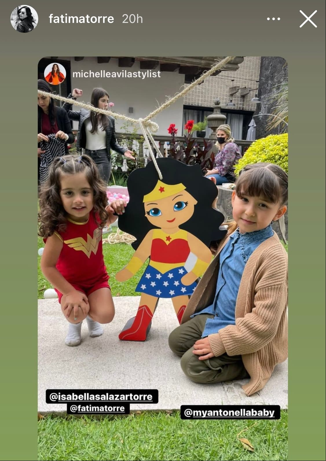 En esta imagen, por ejemplo, se puede observar con mayor claridad la tierna piñada de la mini 'Mujer Maravilla'.