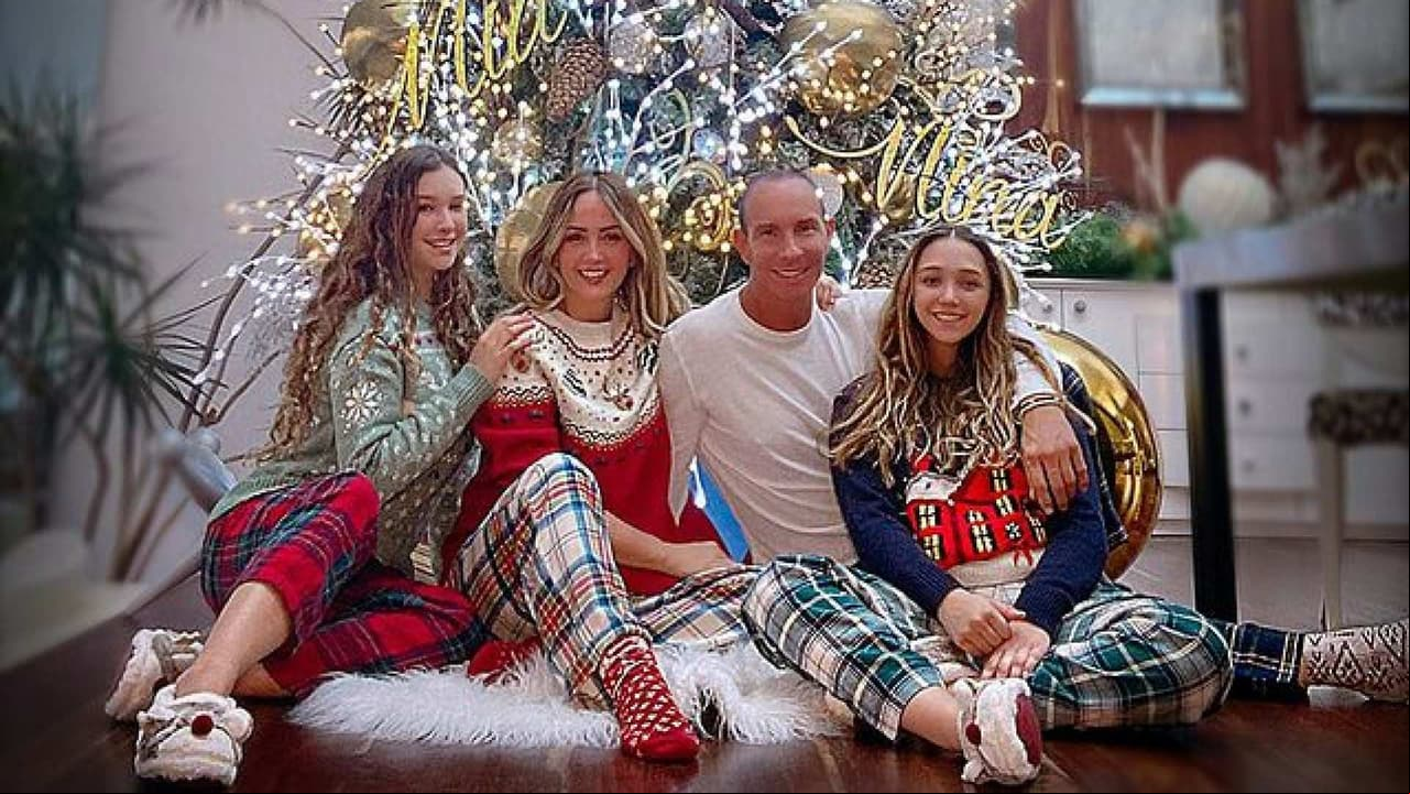 Andrea Legarreta envía tierno mensaje navideño en familia y sus hijas roban cámara con su belleza