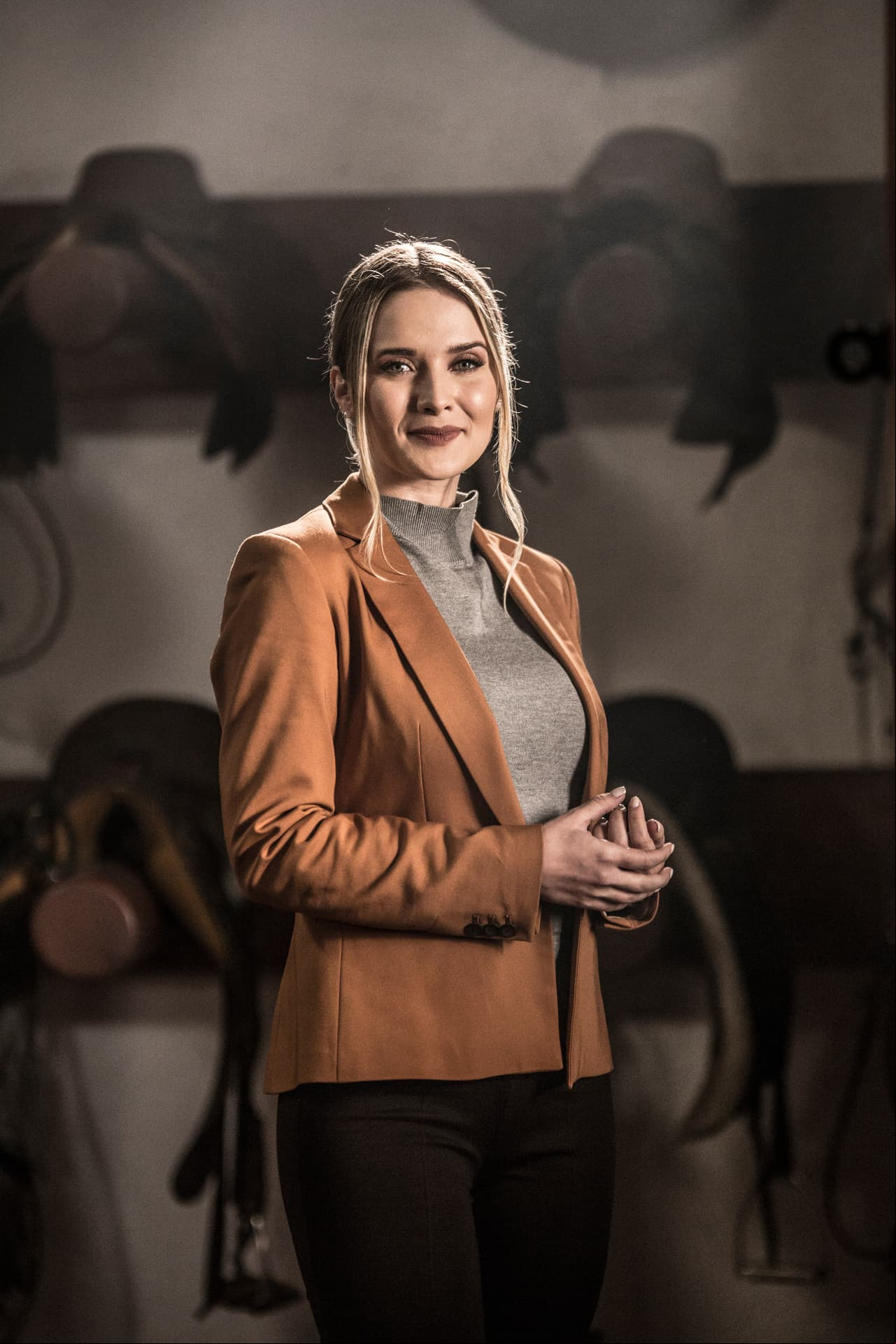 Para hacer su interpretación más realista, Kimberly Dos Ramos recurrió a una coach, que tuvo una experiencia similar: “Tengo una coach que tiene una prótesis en la vida real, ha sido una experiencia muy linda porque estoy aprendiendo muchísimo de mi coach y segundo queriendo absorber todo lo que ella ha vivido para transmitirlo de la manera más real y vivencial para dejarle un mensaje a toda la gente que sale a la calle, que tiene una prótesis”.