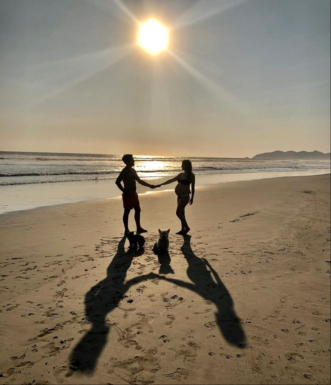Pero la pareja no estuvo sola en sus vacaciones. De acuerdo con las fotos que posteó la famosa, Nicandra y Tazilda, sus fieles mascotas, disfrutaron del calor y el mar.