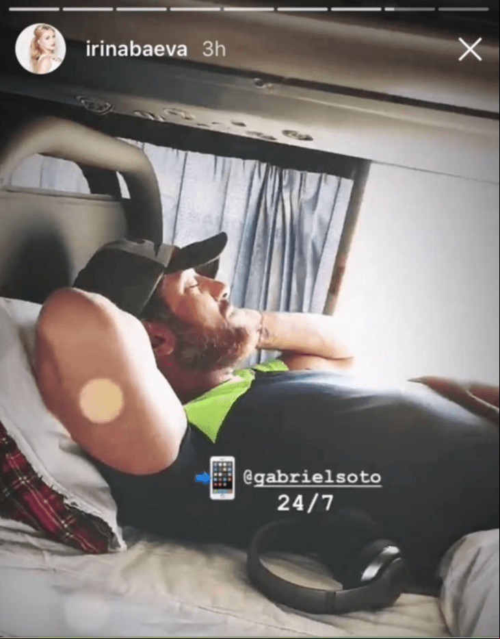 En febrero de 2018, Irina compartió esta imagen en su Instagram Stories y presumió que convivía con el galán las 24 horas los siete días de la semana. Ante los cuestionamientos de los medios, se justificó diciendo que era por la gira de la obra.