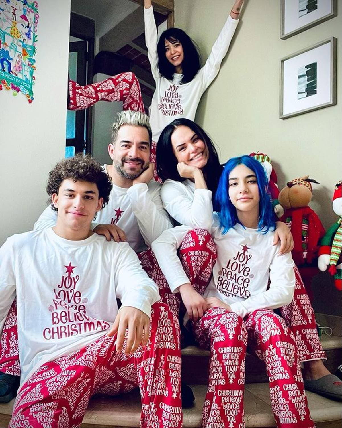 Es la hermana mayor de Sofía y Omar Emiliano Chaparro, con quienes constantemente se le puede ver en las redes sociales de sus famosos padres.