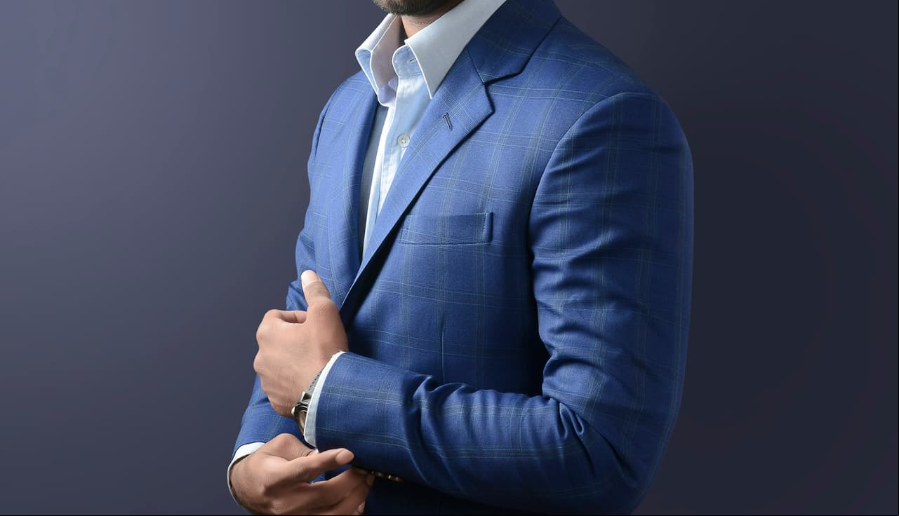 Trajes. Son un clásico para el guardarropa de cualquier hombre. Sin embargo, los colores que nunca deben faltar son el azul y el negro; el primero es para un evento de día y el segundo para situaciones más formales. Elige siempre tu talla correcta.