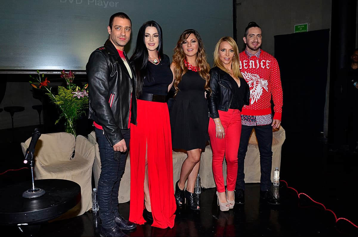 A finales de noviembre, un comunicado reveló que OV7 no se presentaría en las últimas fechas del 90’s Pop Tour y Erika Zaba, Lidia Ávila, Oscar Schwebel y Mariana Ochoa rápidamente publicaron su respuesta, detallando que esa decisión se tomó por los organizadores. Finalmente el grupo pop retomó sus compromisos laborales y los cantantes hablaron en un clip que todo estaba arreglado entre ellos, confesando que son una gran familia que también atraviesa por problemas.