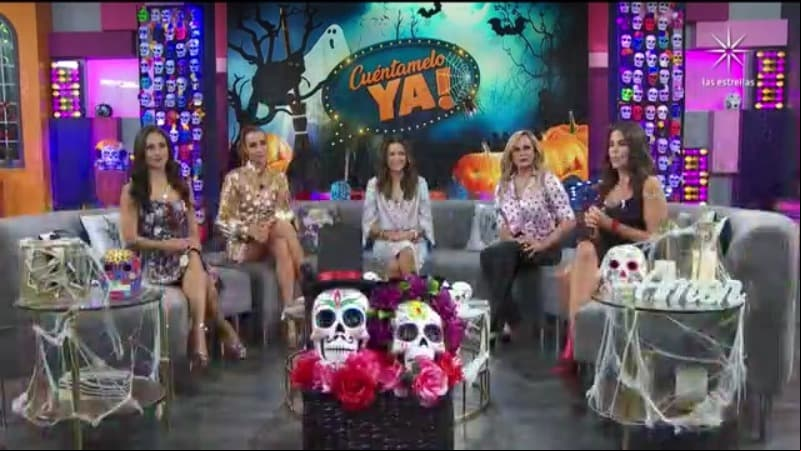 En algunas tomas y escenografías se fusionó esta fecha con temas de Halloween.