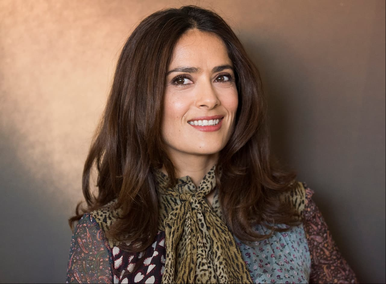 Salma Hayek aparece sin maquillaje y en diminuto bikini