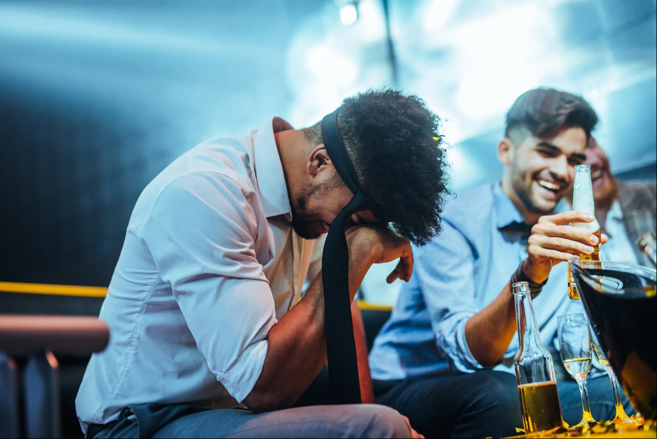 ¿Sabías que los hombres se niegan a hablar de sus sentimientos con sus amigos?