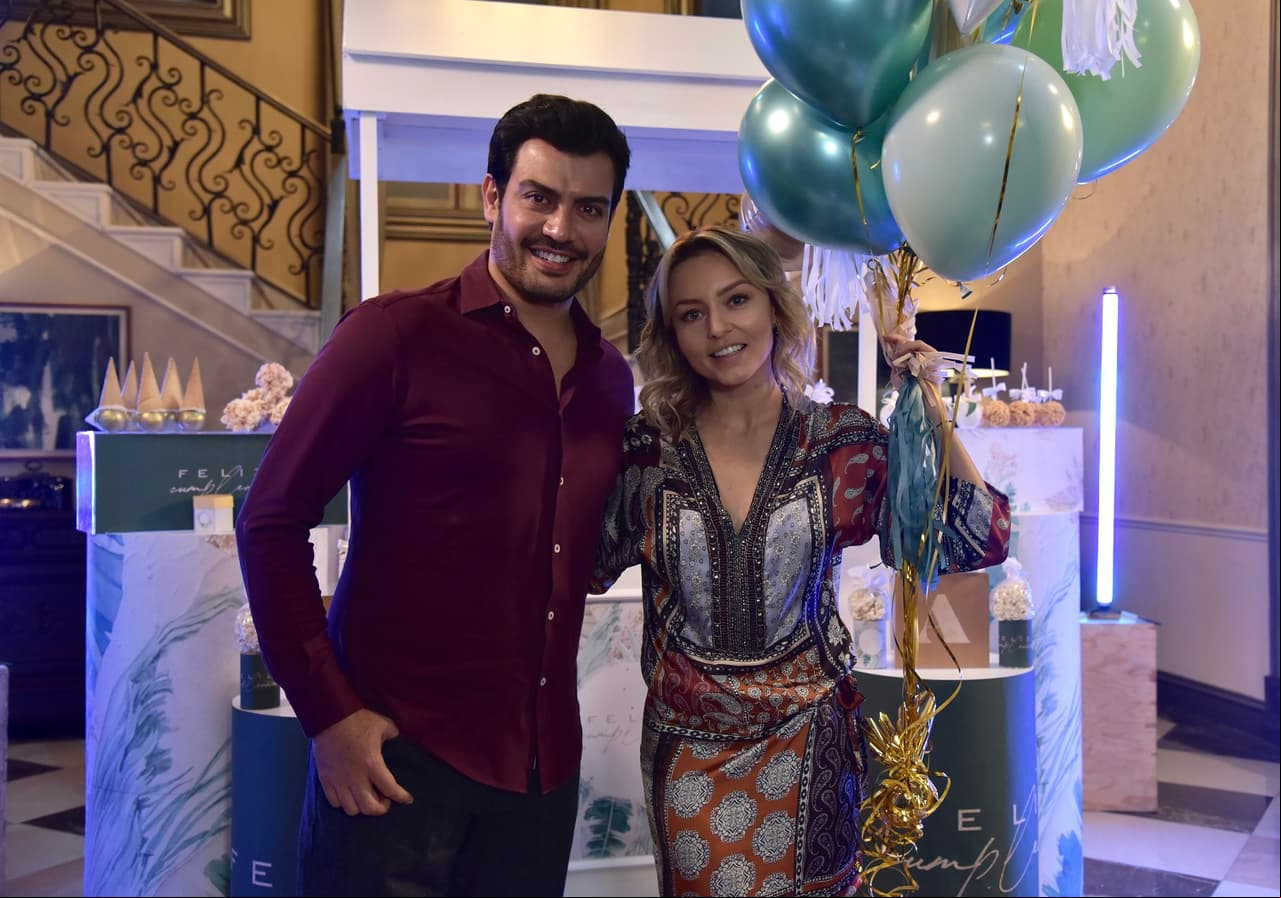 Andrpes Palacios felicitó a Angelique Boyer por su cumpleaños durante las grabaciones de Imperio de Mentiras