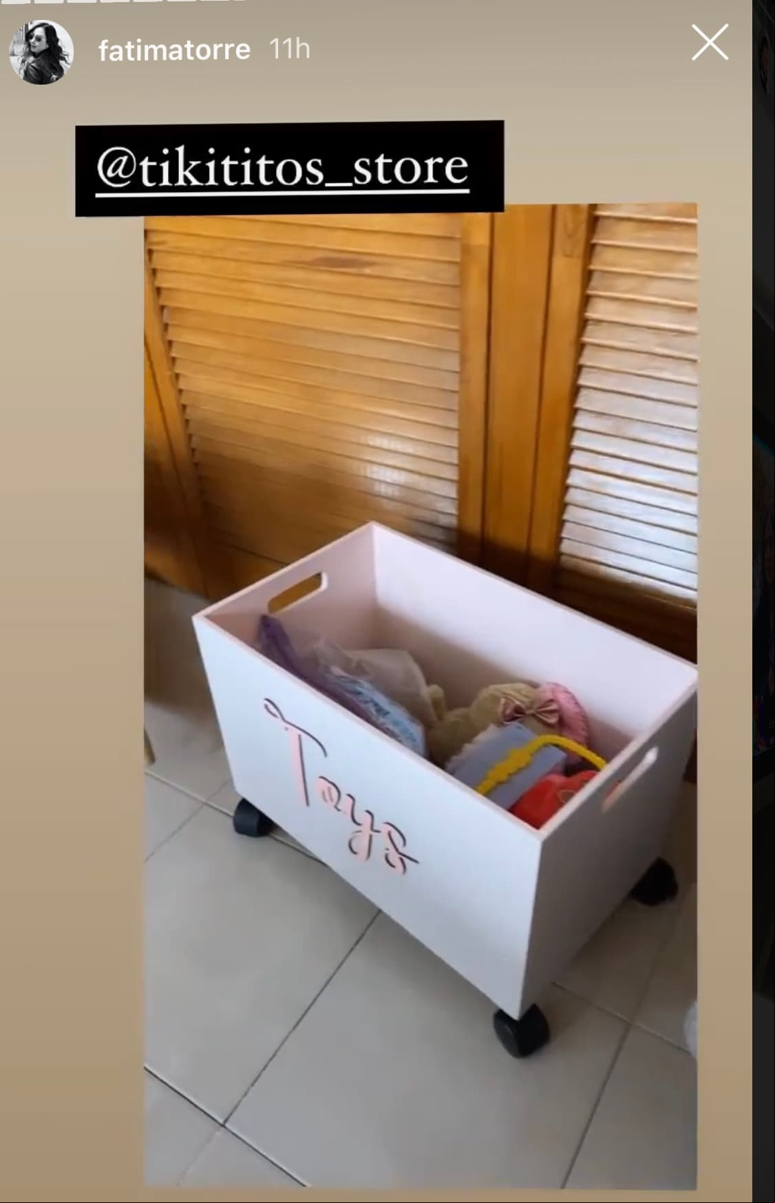 La habitación tiene diferentes detalles y muebles para que la pequeña organice sus juguetes, tal como esta pieza confeccionada en madera.
