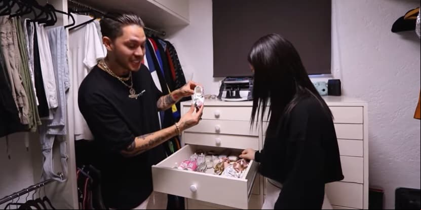 El clóset se encuentra dividido en tres partes, la sección de JD, la de Kimberly y en un gran mueble se encuentra la ropa de Kima. Lo que predomina en el lugar son tenis.