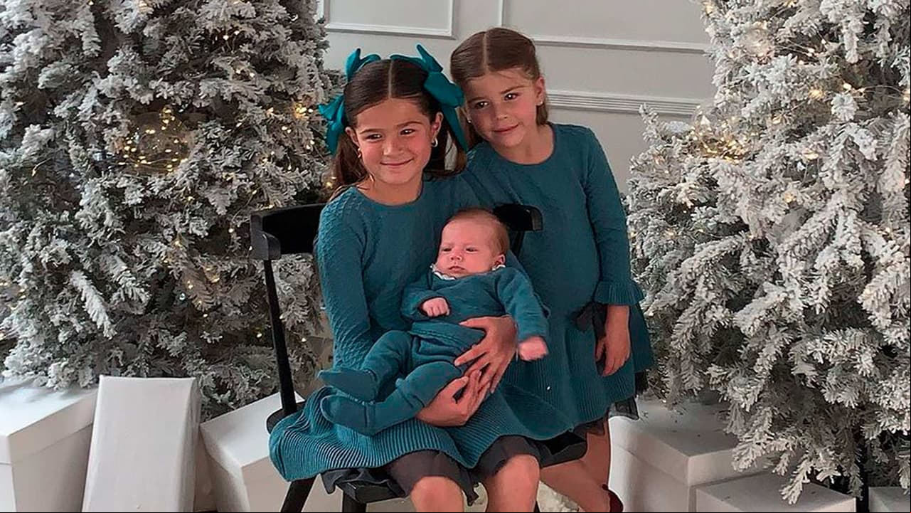 Hijas de Jorge ‘El Burro’ Van Rankin posan frente su árbol de Navidad como modelos profesionales
