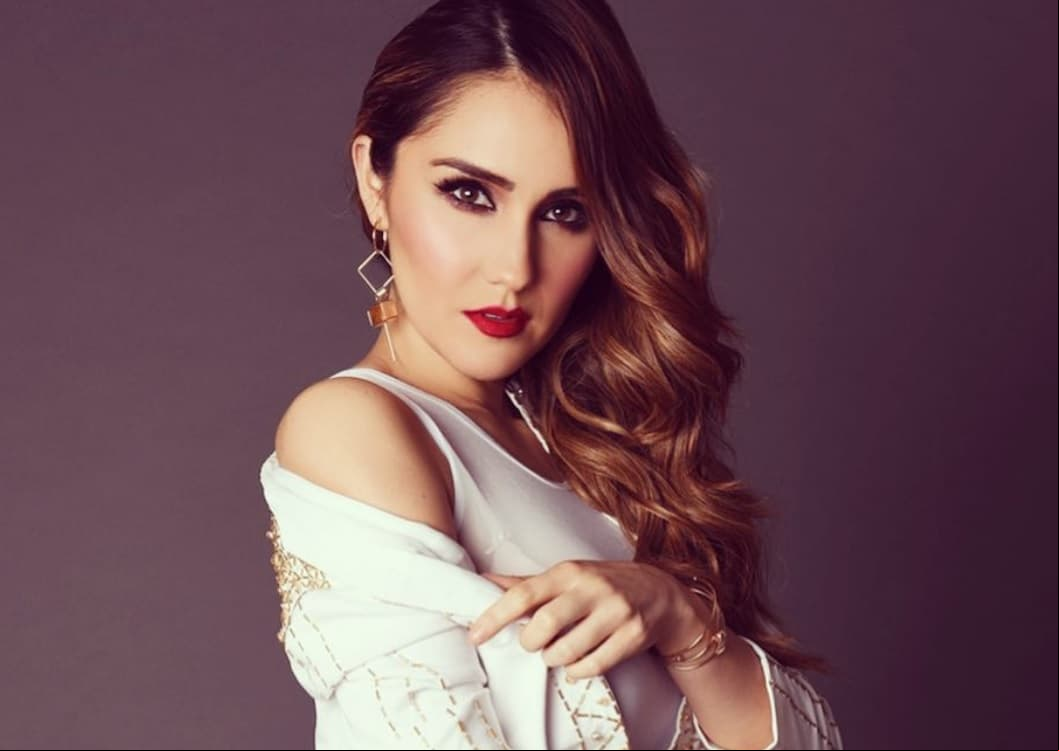 Dulce María recuerda ‘Clase 406’ con foto en bikini y junto a Irán Castillo