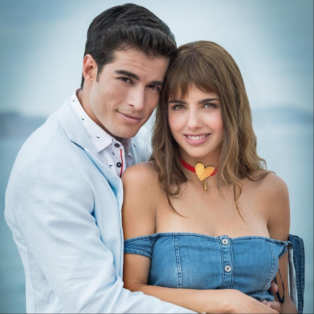 Aunque Michelle Renaud y Danilo Carrera se conocieron en 2018 durante una sesión de fotos en Estados Unidos, y ese mismo año protagonizaron juntos la telenovela ‘Hijas de la Luna’, su historia de amor comenzó hasta junio de 2019. ¡Conócela!