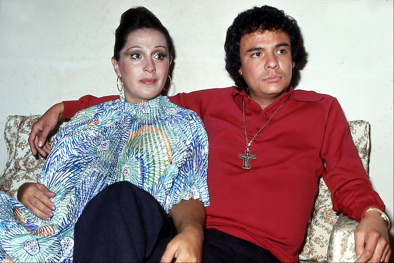Sin embargo, la fama, sus múltiples compromisos de trabajo y los malos manejos que Manuel Noreña, hermano de Anel, realizó con sus ganancias, hicieron que su matrimonio se deteriorara, por lo que en 1991, José José y Anel firmaron su divorcio.
