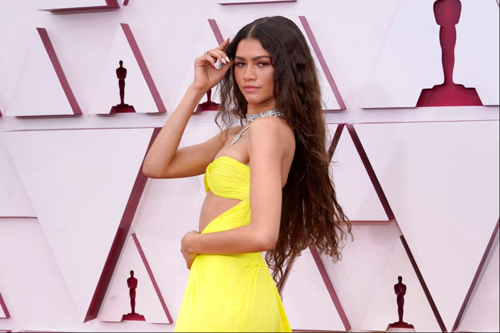 Zendaya impacta con despampanante vestido amarillo que brilla en la oscuridad en los Oscar 2021