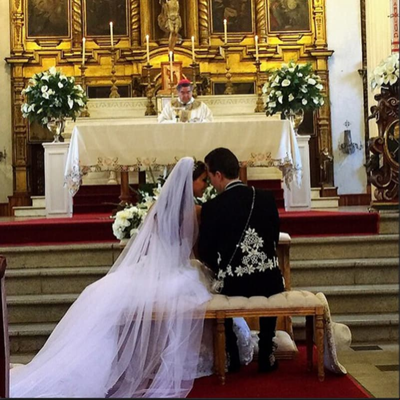 La historia de amor entre Anahí y Manuel Velasco inició en 2011, cuando un amigo en común los presentó. Sin embargo, tuvieron que pasar cuatro años para que la pareja llegara al altar. Dos años después, le dieron la bienvenida a su primer hijo, Manuelito, quien nació en noviembre de 2017. Además de ser una de las parejas favoritas del espectáculo, los enamorados se encuentran en espera de su segundo hijo, que llevará por nombre Emiliano.