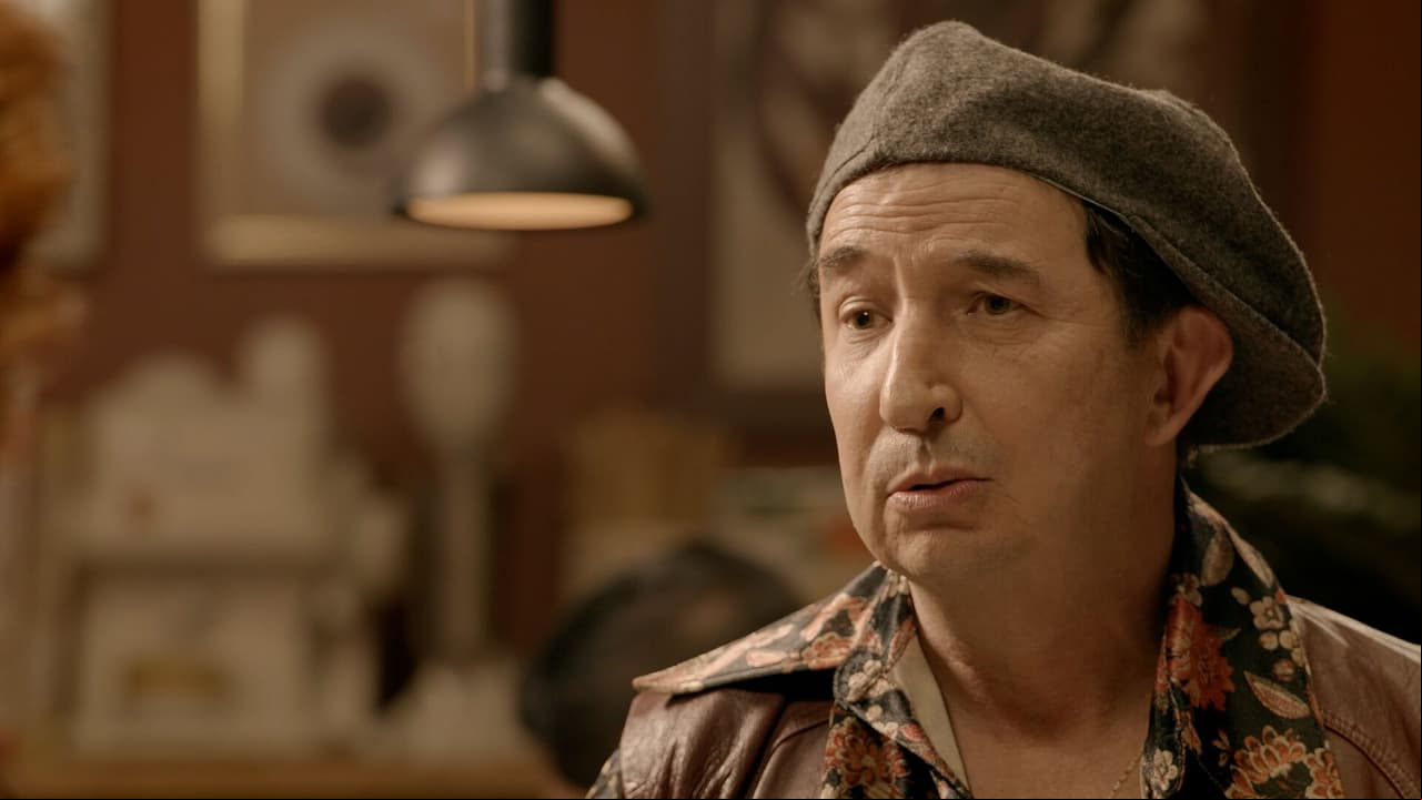 ‘40 y 20’: El Padre Memo renuncia a su vocación para estar con Chío y le lleva serenata